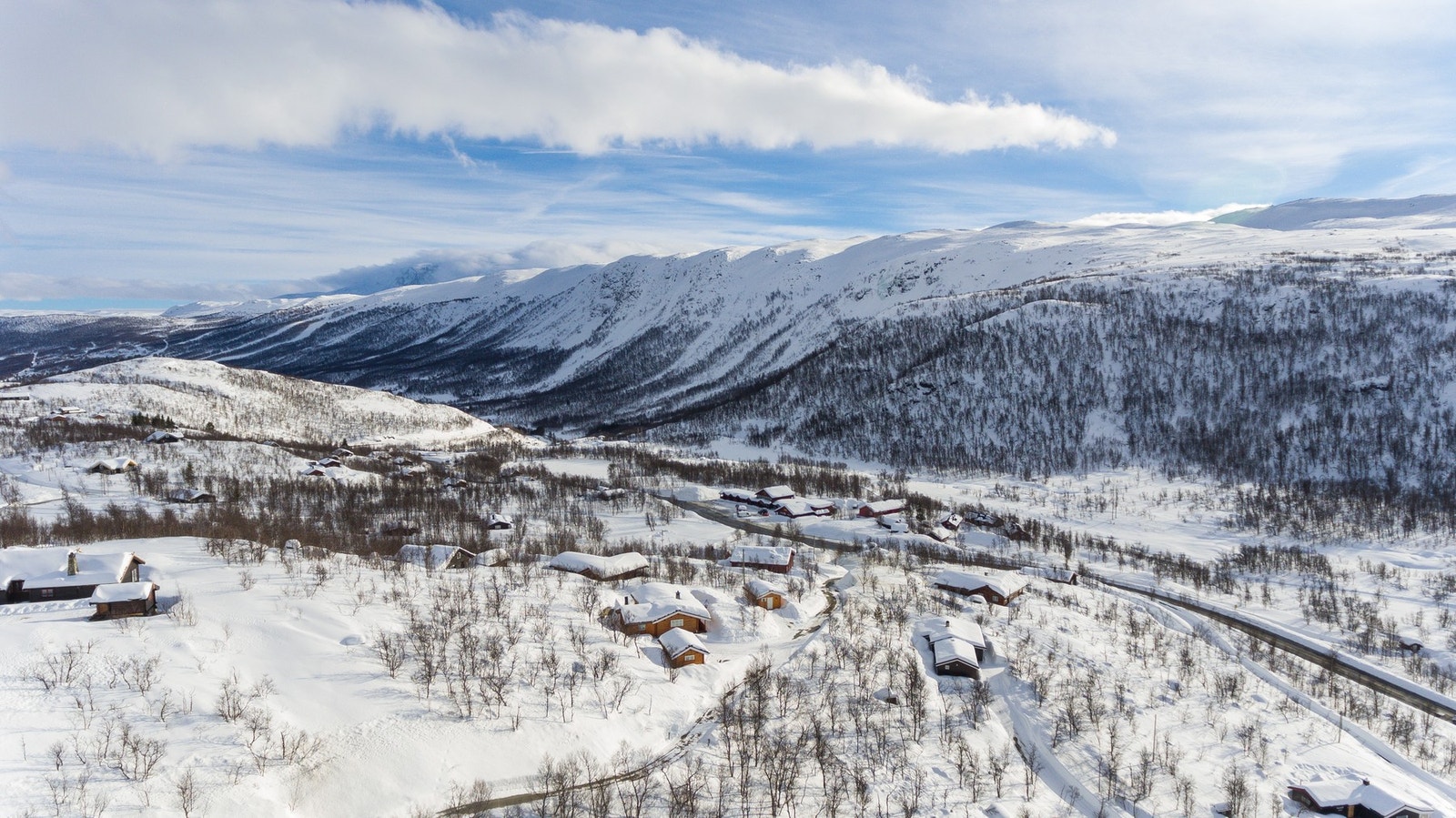 Flott høyfjellsområde med spredt hyttebebyggelse Galleribilde