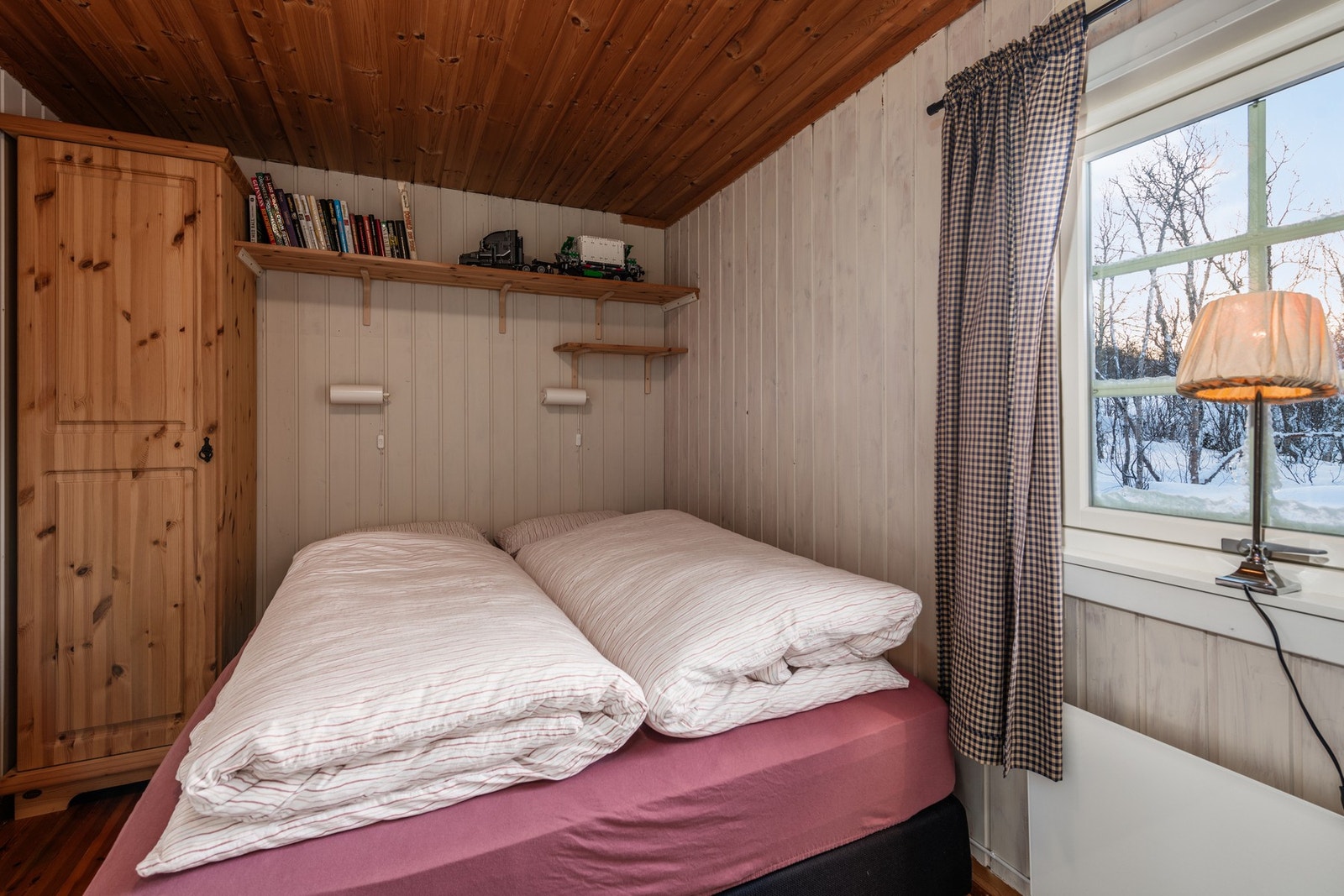 Hyttens tredje soverom. Soverommene har godt med plass til både gjester og oppbevaringsmuligheter Galleribilde