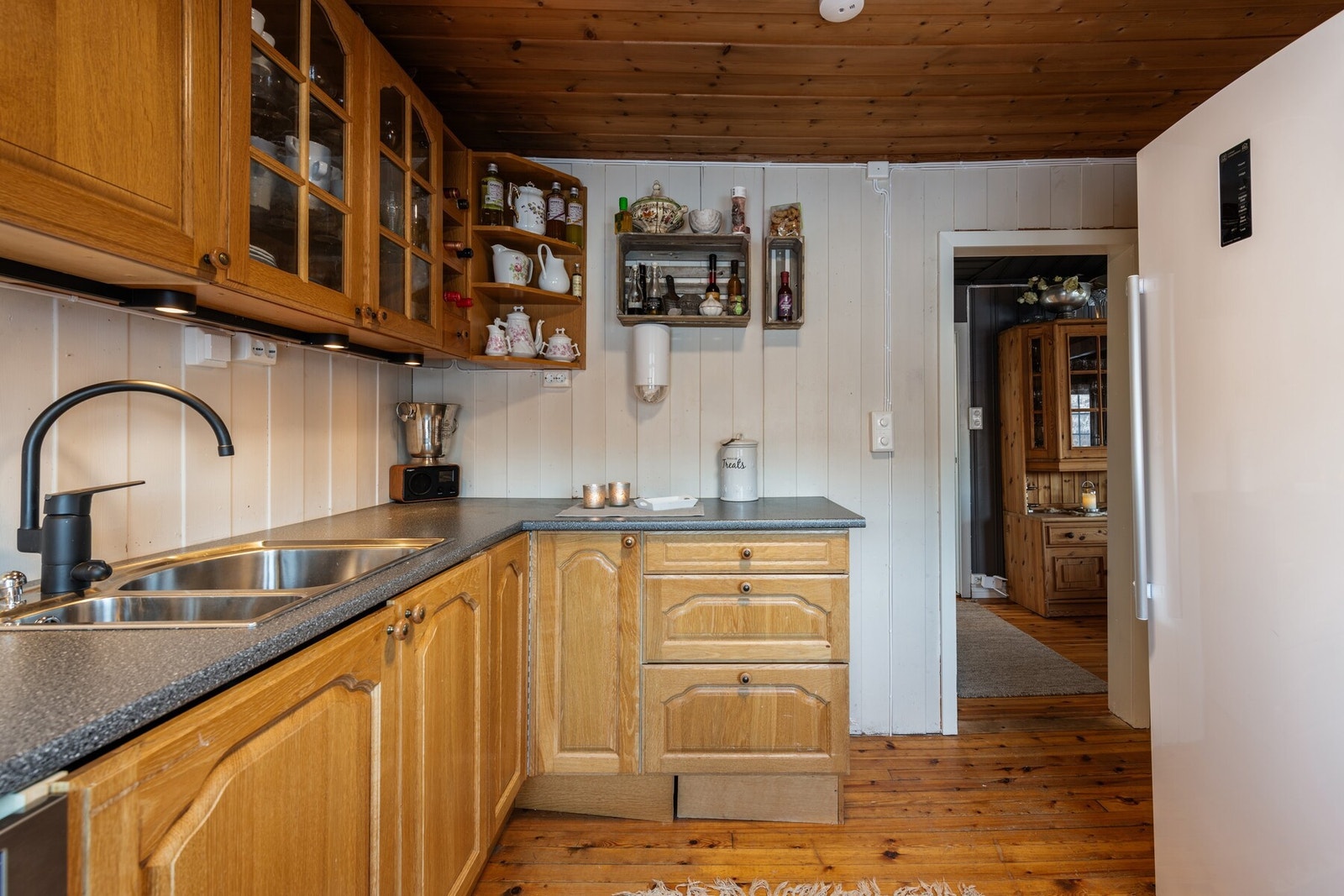 Kjøkkenet har kjøleskap, oppvaskmaskin, induksjonstopp og stekeovn, samt godt med benke- og skapplass. Oppvaskmaskin medfølger ikke Galleribilde