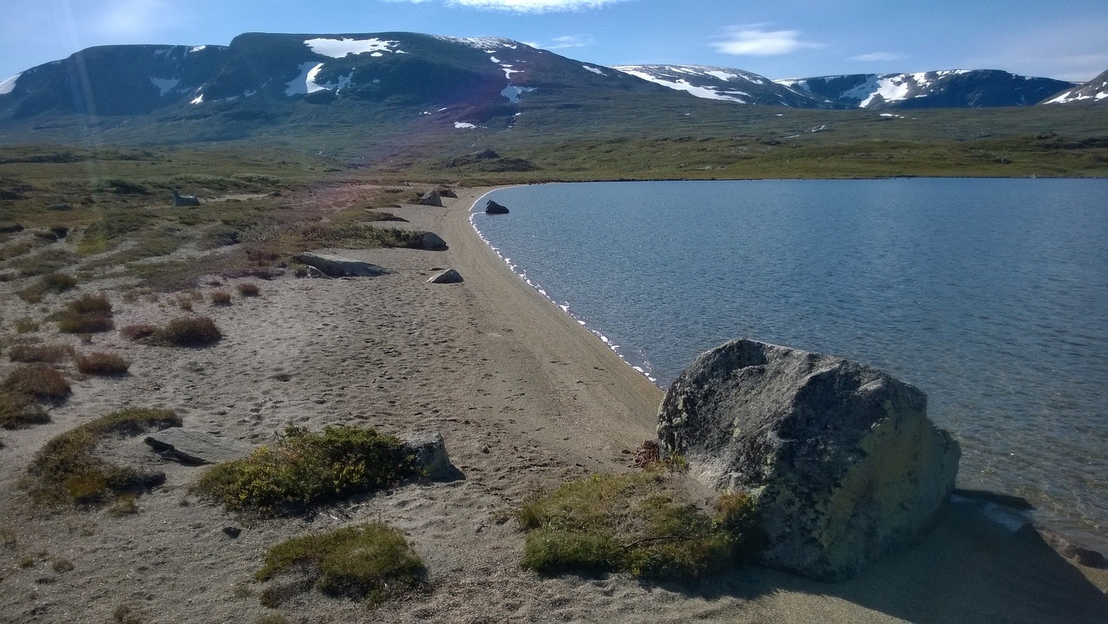 Halletjønn. Fiske, jakt og sykkelturer på stille fjellveier setter prikken over i-en for et allsidig friluftsliv Galleribilde