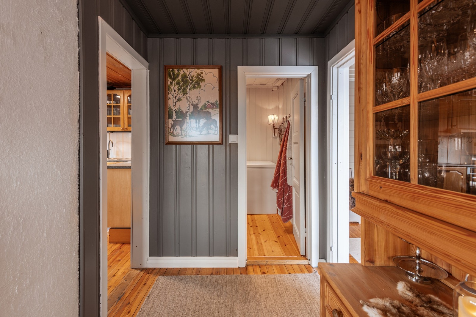 Fra stuen er det tilkomst til kjøkken, entré og mellomgang som binder sammen soverommene Galleribilde