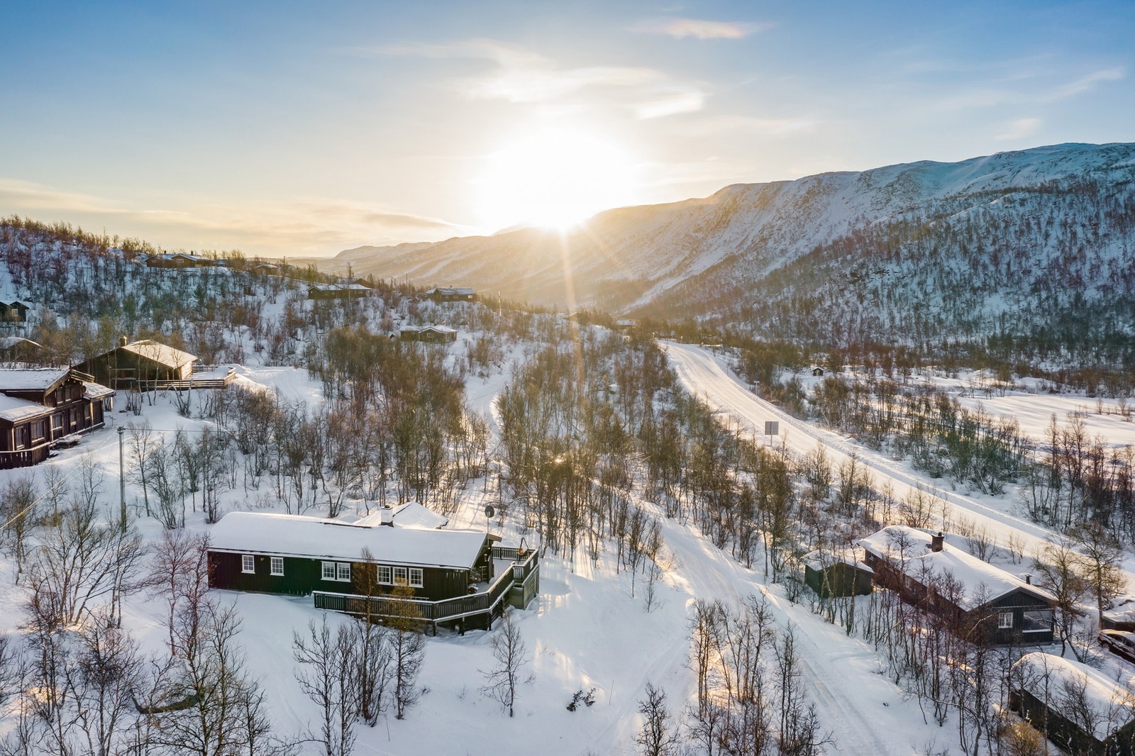 Koselig hytte med flott beliggenhet i fjellheimen ca. 880 meter over hverdagen Galleribilde