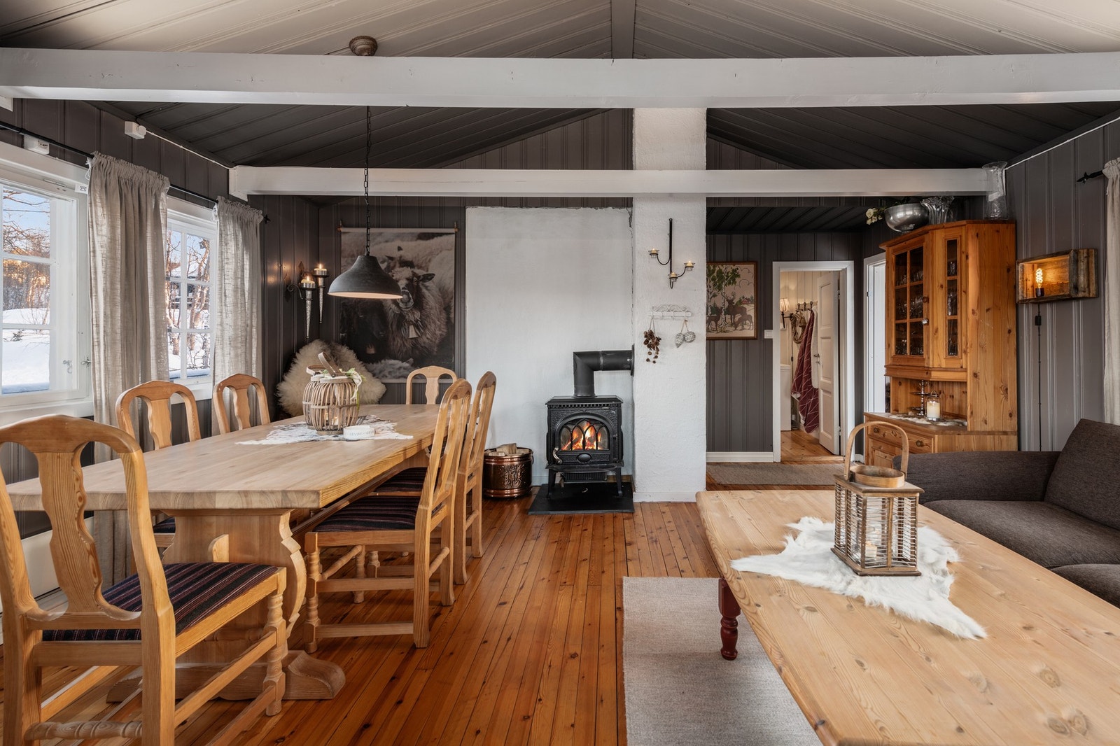 Peisen skaper et hyggelig, naturlig midtpunkt i den ellers åpne romløsningen Galleribilde