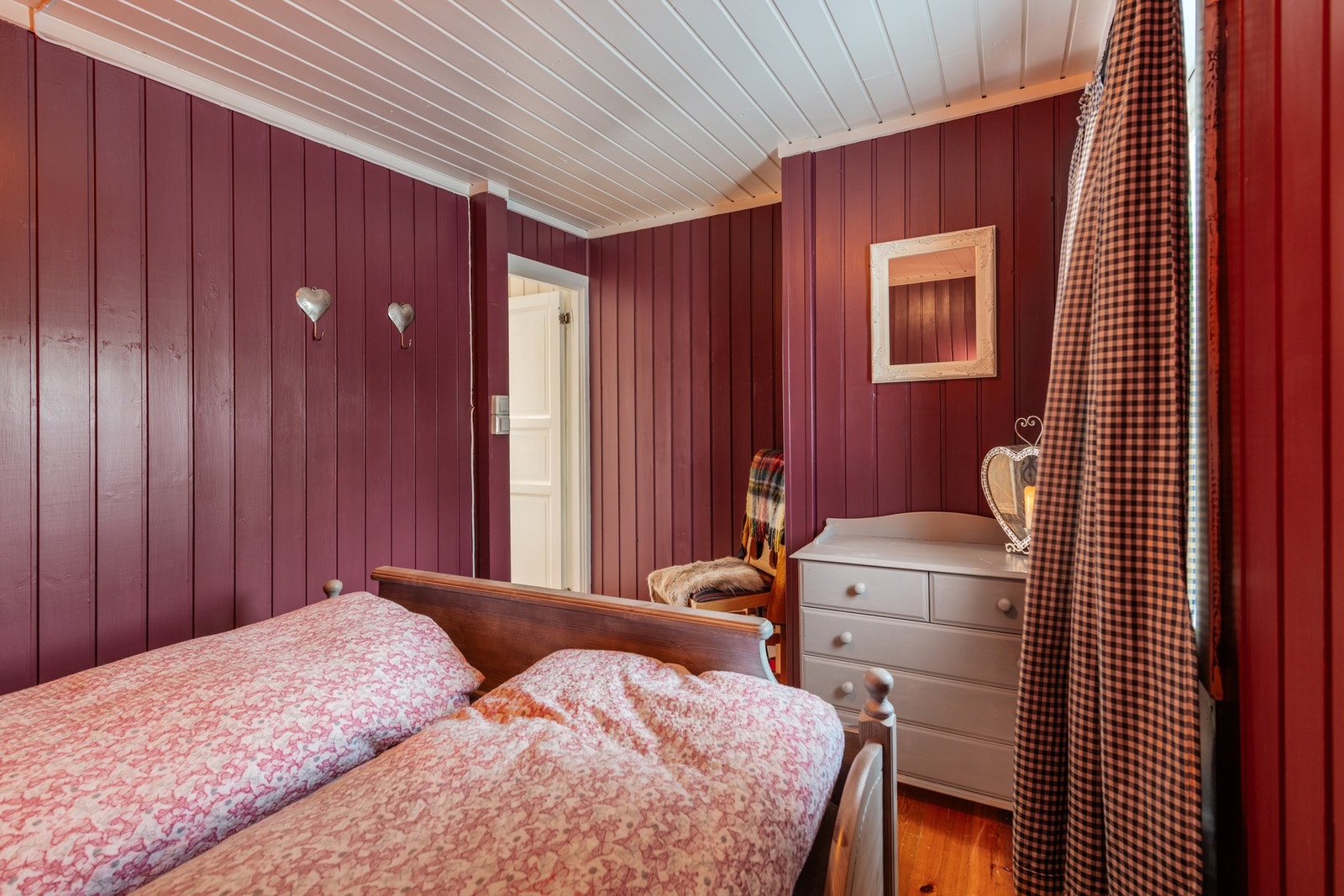 Tilsvarende de øvrige, er hyttens tredje soverom både romslig, koselig og praktisk Galleribilde