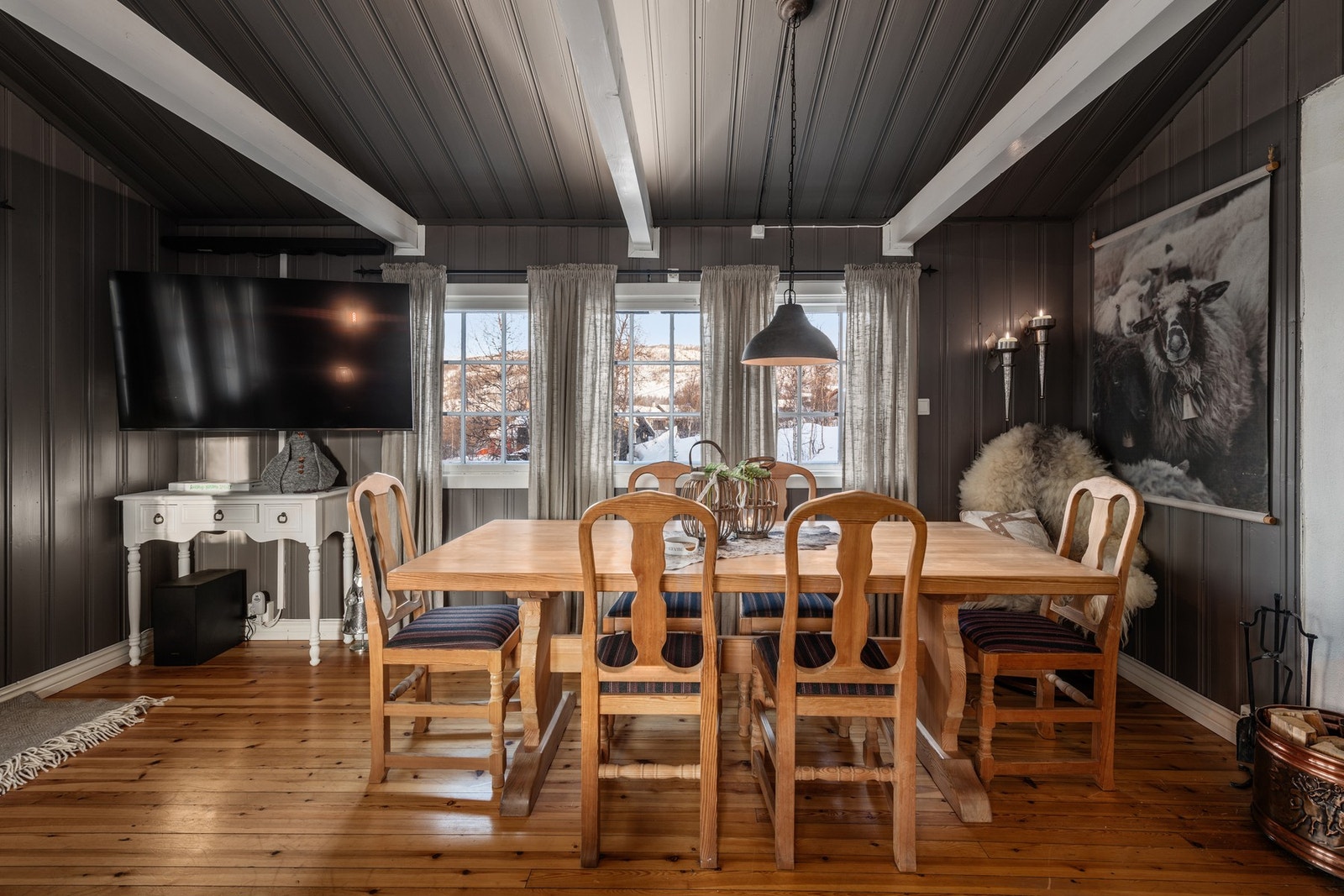 Romslig spiseplass med god flyt mot resten av oppholdsrommet Galleribilde