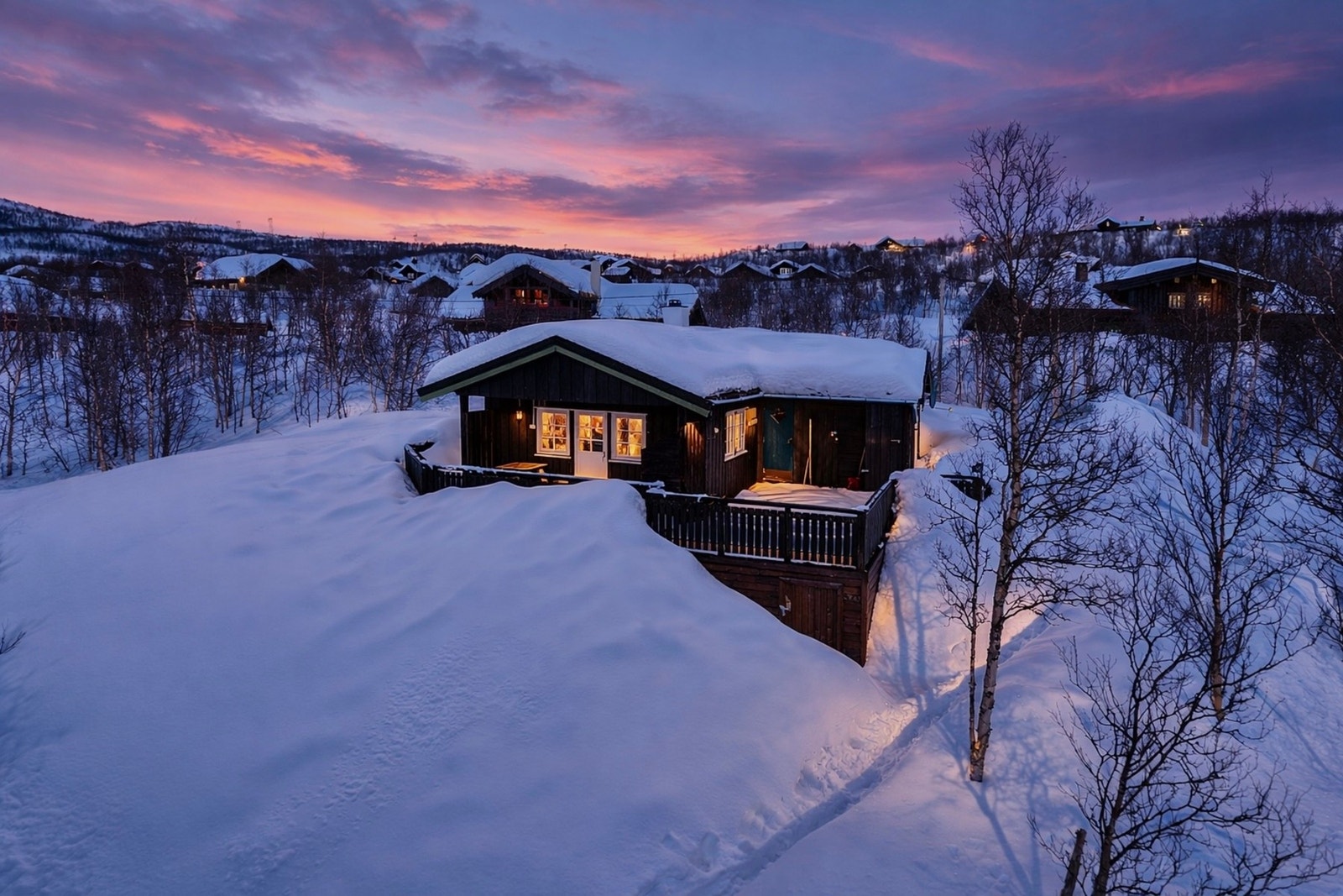 Eiendomsmegler MNEF/Partner/Økonom - Ådne Holestøl Hognerud ønsker velkommen til Sudndalen 373! (Foto: Terje Bjørnsen) Galleribilde