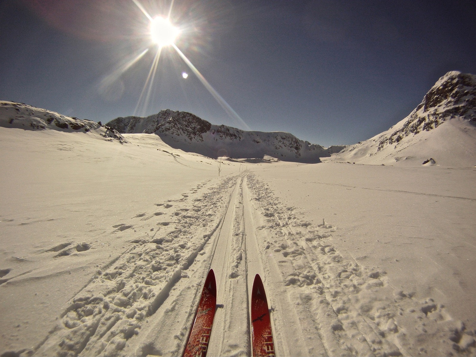 Over 100 km med spor som slynger seg innover fjellet - eller finn frem fjellskiene og lag dine egne spor Galleribilde