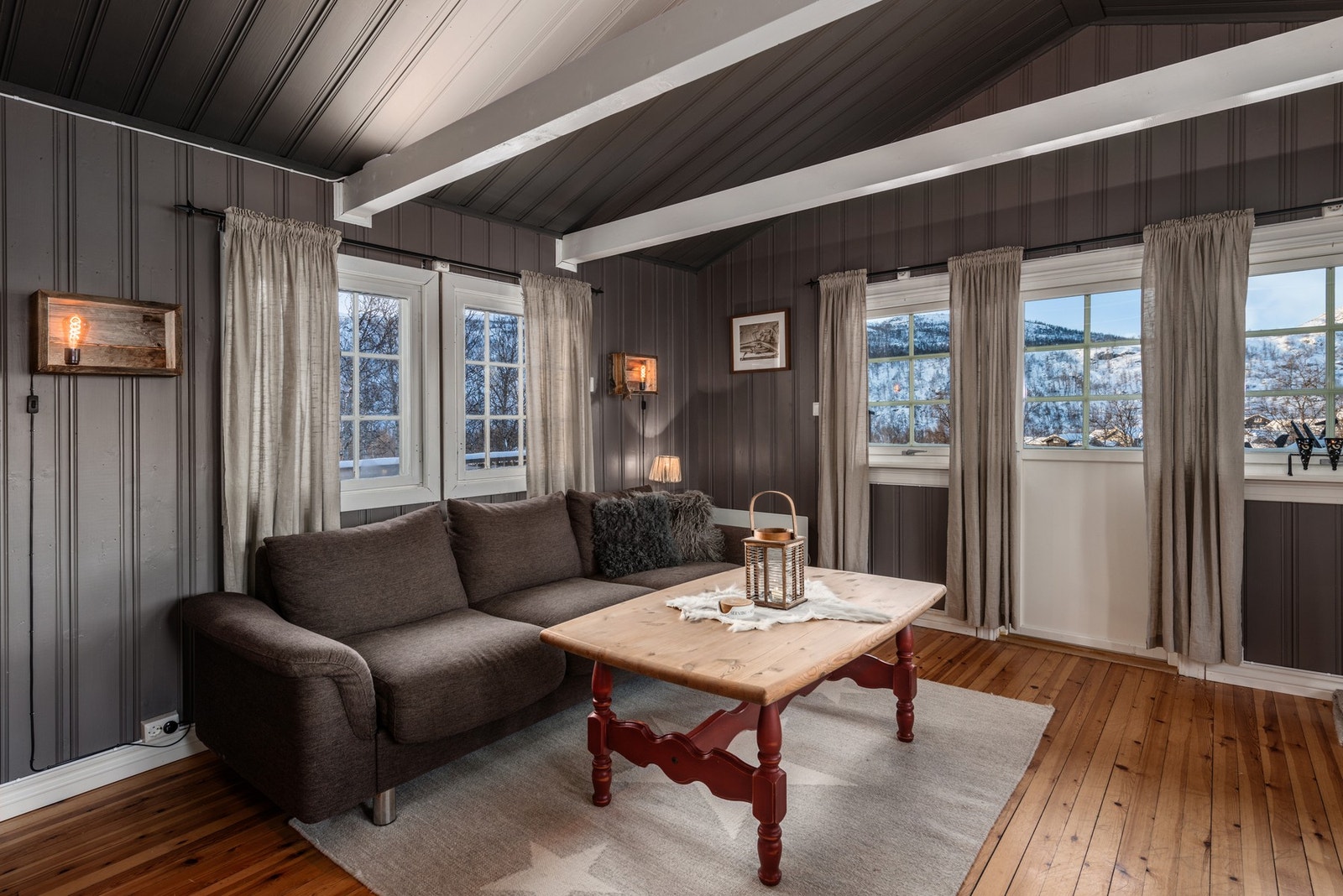 Fra stuen er det også utgang til terrasse. Møbler og inventar kan medfølge etter nærmere avtale Galleribilde