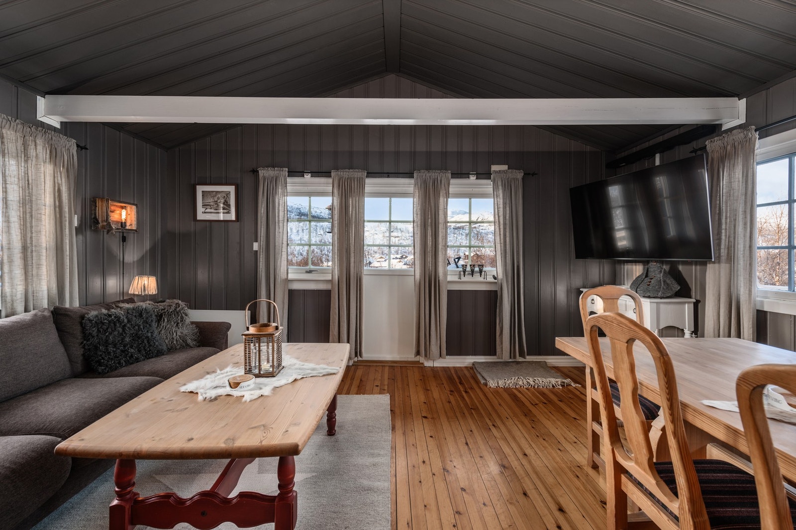 Stuen har flere innredningsmuligheter med plass til spisegruppe Galleribilde