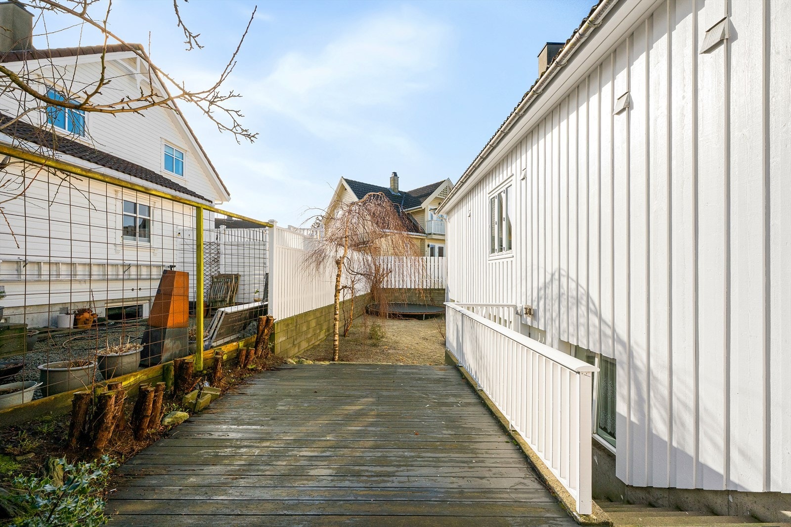 Yttervegger med stående og liggende kledning, jevnlig vedlikeholdt siden byggeår. Galleribilde