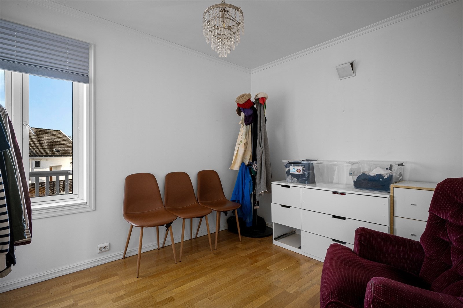 Etasjen har også et ekstra rom som egner seg godt som kontor, lekerom eller TV-stue. Galleribilde