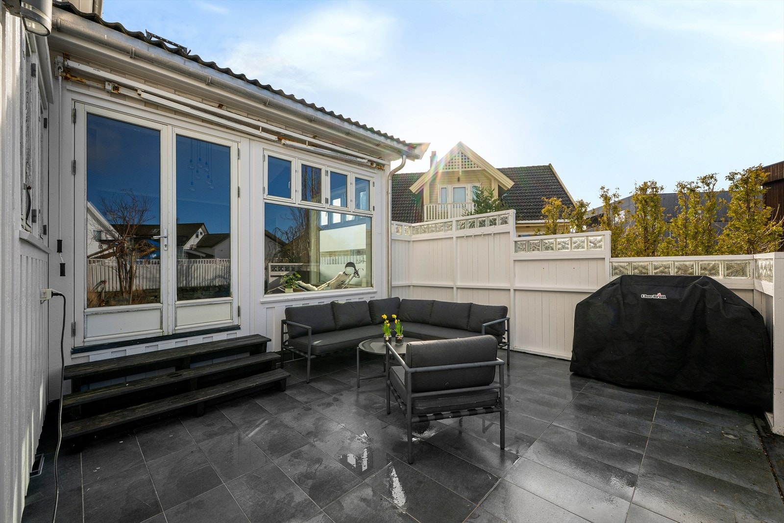 Uteplassen er en naturlig forlengelse av stuen på varme dager. Galleribilde