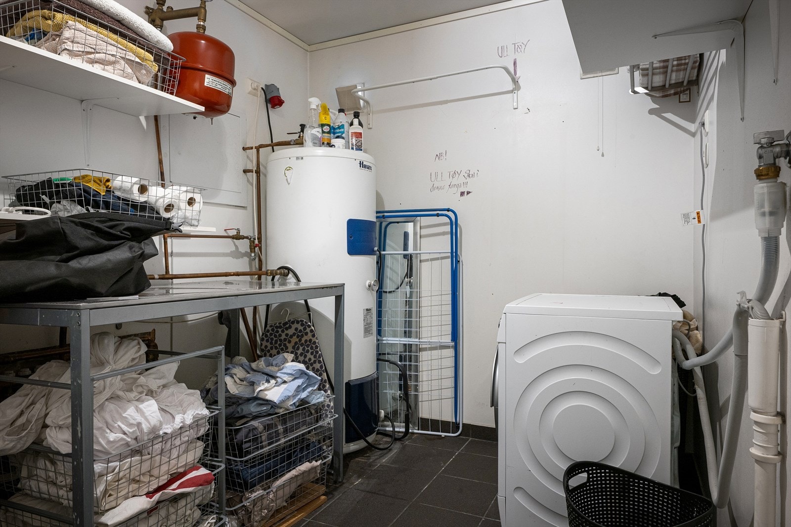 Separat vaskerom med fliser og varme på gulv. Galleribilde