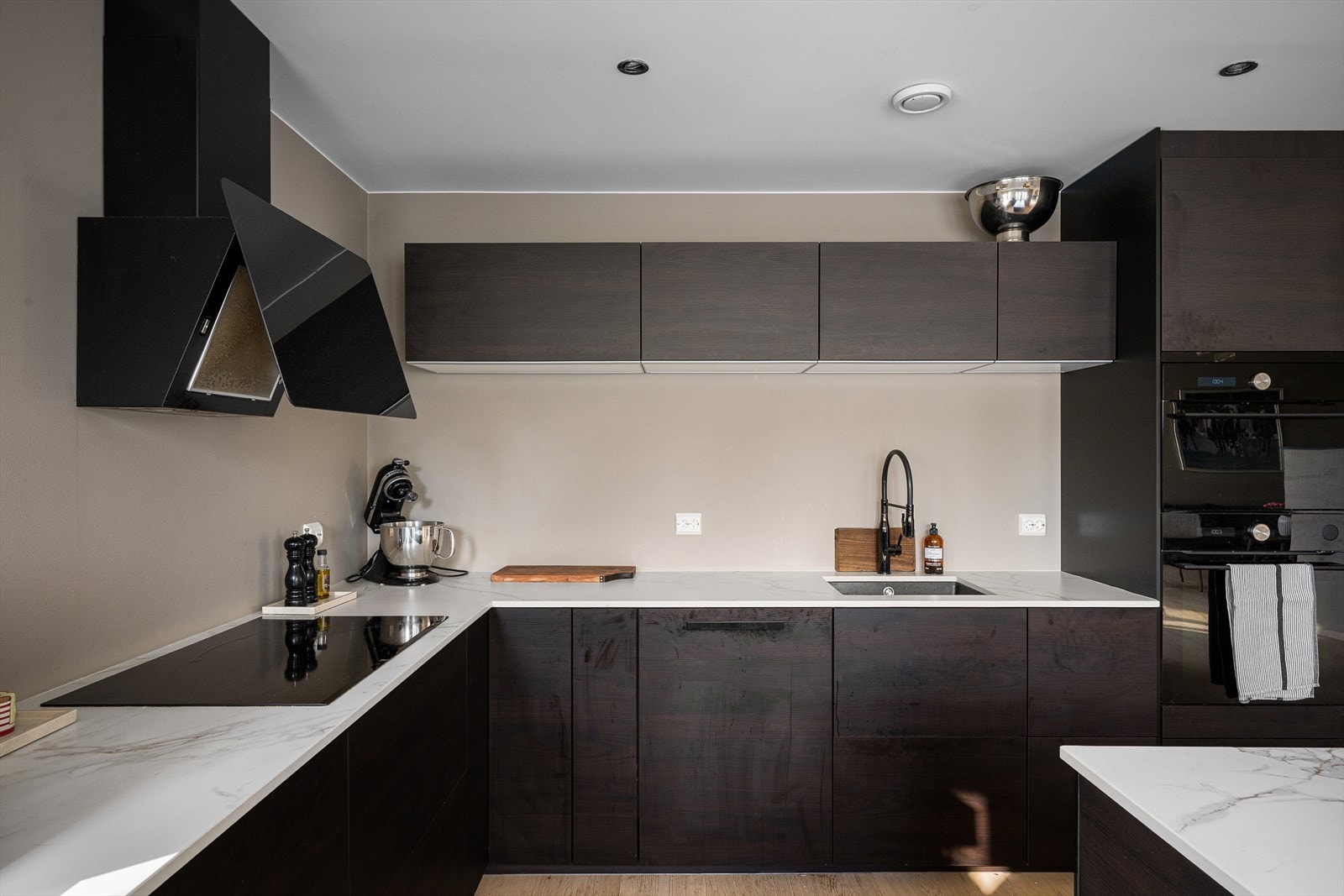 Godt med skap- og benkeplass, samt integrerte hvitevarer. Galleribilde