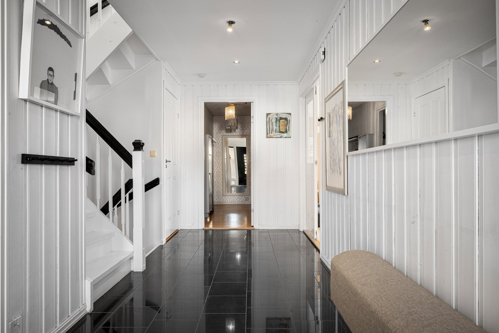 Gangen har flislagt gulv med gulvvarme og god plass til oppbevaring. Galleribilde