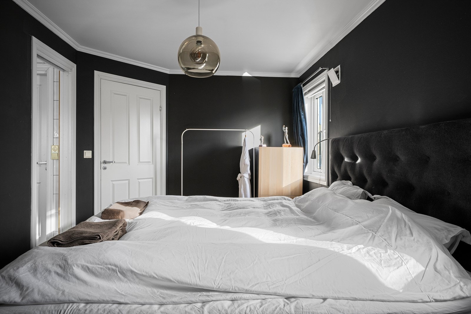 Hovedsoverommet har god plass til dobbeltseng og garderobeløsning. Galleribilde