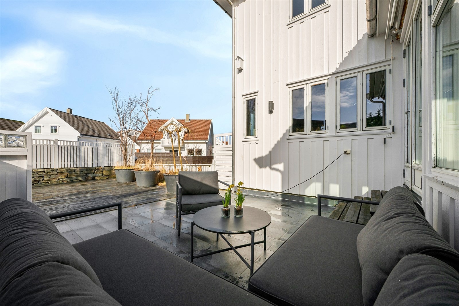 Den flislagte terrassen utenfor stuen er på 22 m² og har god plass til en romslig sittegruppe. Galleribilde