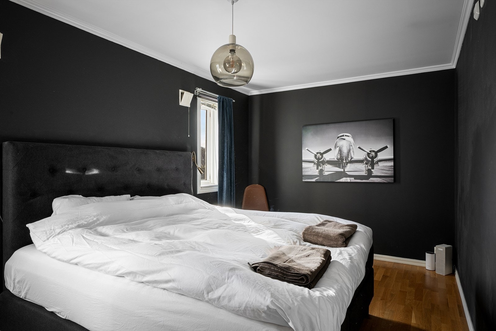 Rommet har en lun atmosfære med mørke, malte vegger. Galleribilde