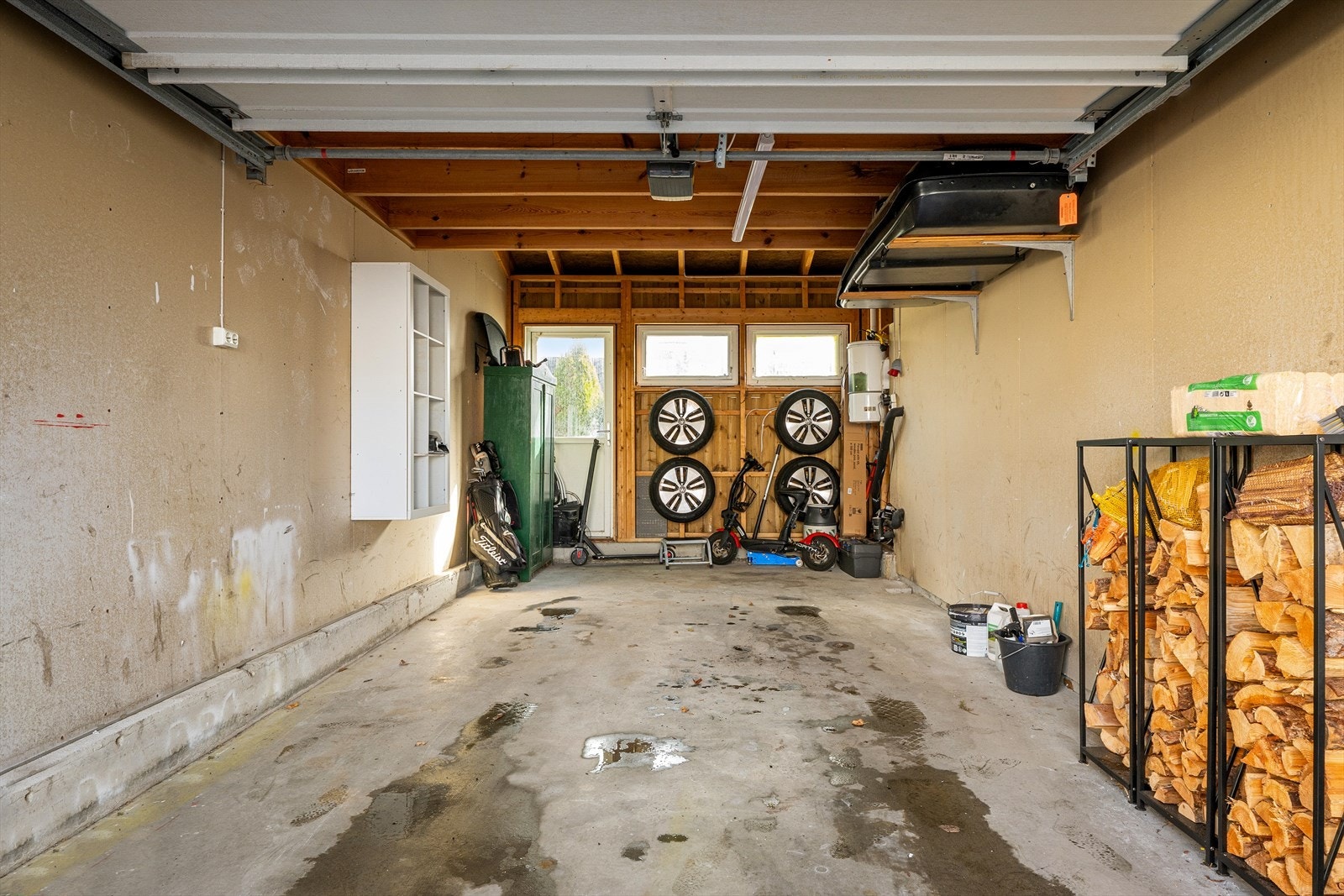 Garasje på 24 m² med lagringsloft og automatisk portåpner. Galleribilde