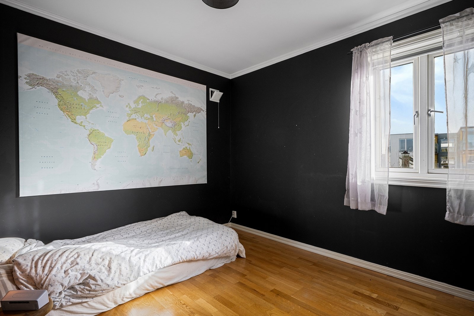 Også dette soverommet har en god størrelse med plass til seng og skrivepult. Galleribilde