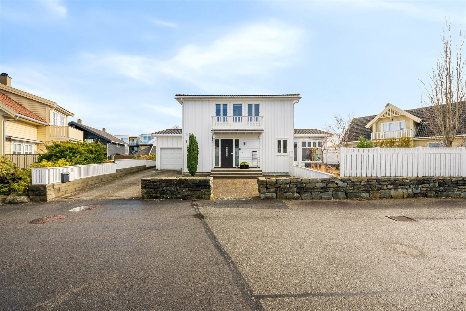 Boligen ligger i et etablert og barnevennlig nabolag. Galleribilde