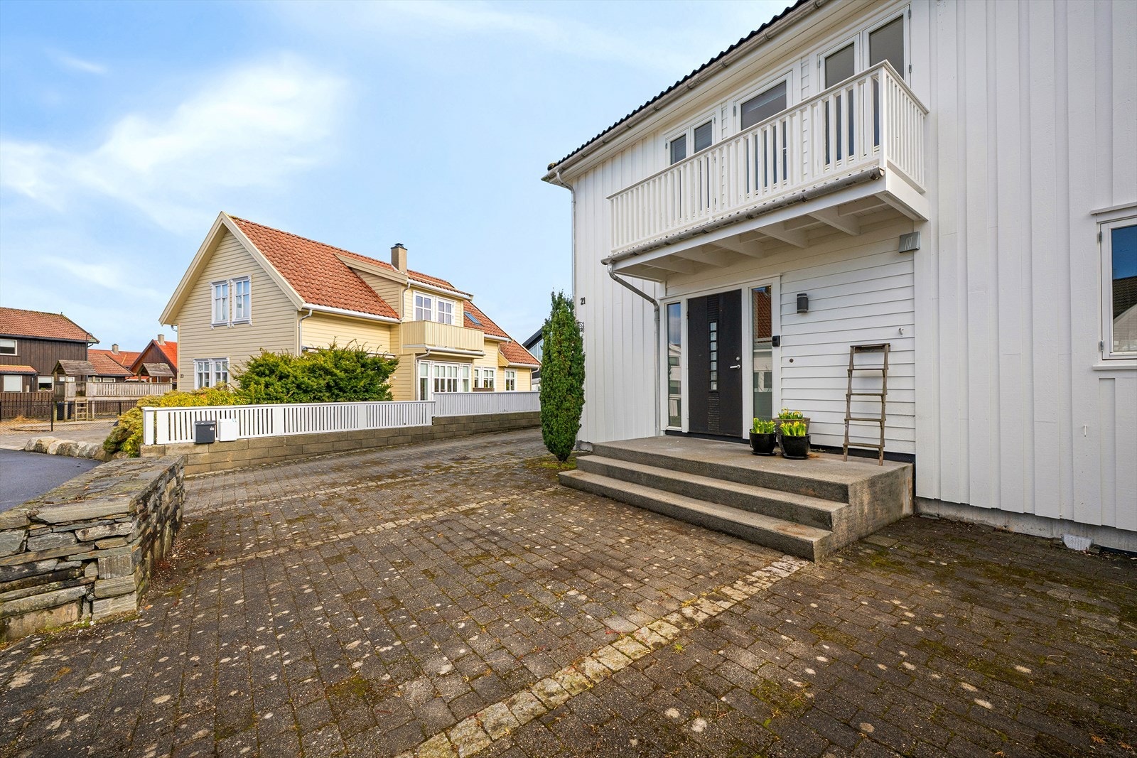 Enebolig fra 2004 med integrert garasje. Tomten er pent opparbeidet med belegningsstein i gårdsrommet. Galleribilde