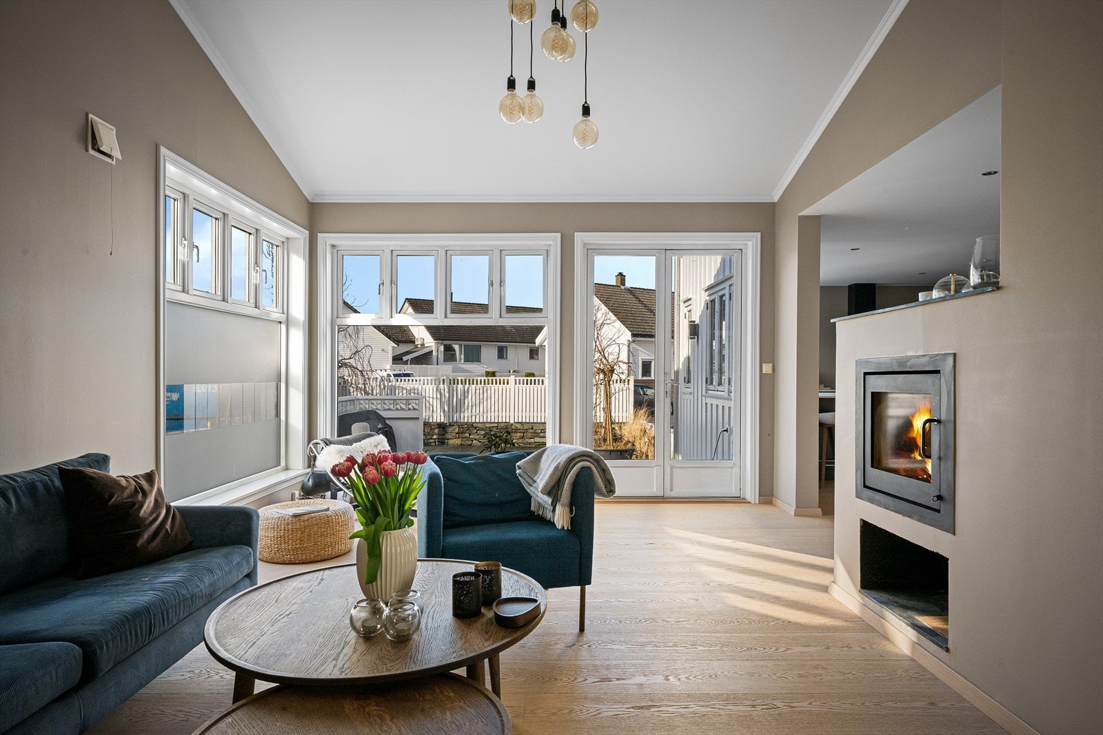 Fra stuen er det direkte utgang til en flislagt terrasse på 22 m². Galleribilde