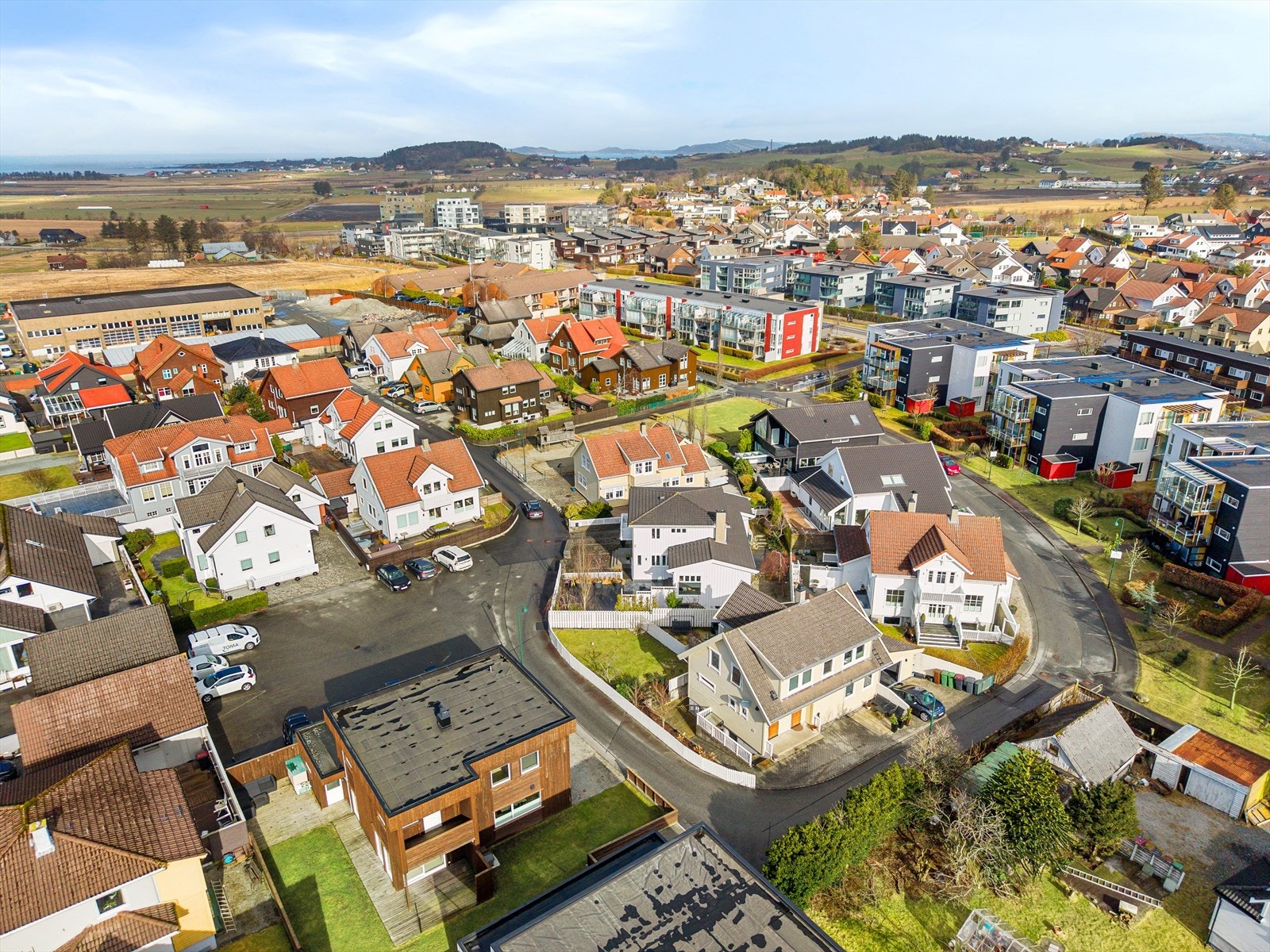 Dagligvarehandel kan enkelt gjøres hos Bunnpris eller Coop Mega, begge innen 8 minutters gange. Galleribilde