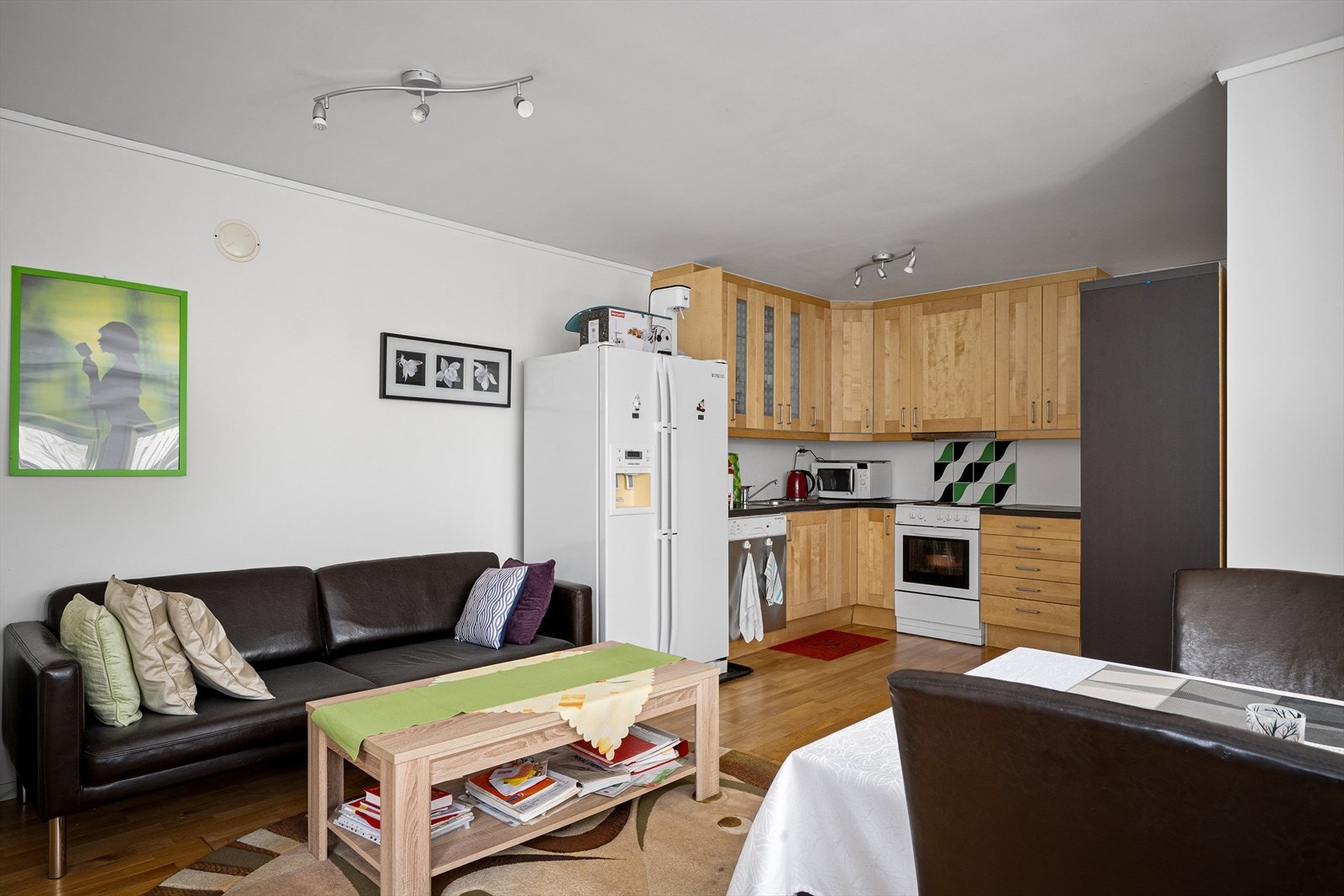 Underetasjen har en åpen løsning med plass til både stue og kjøkken. (ikke byggegodkjent utleiedel) Galleribilde