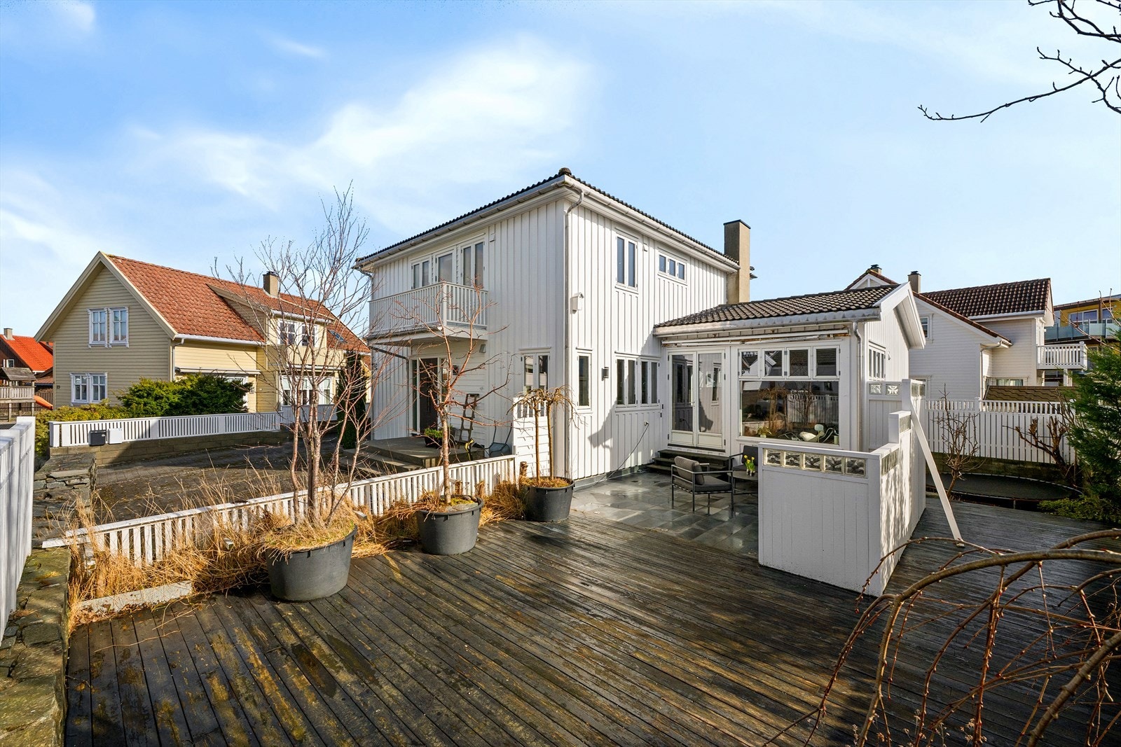 Boligen har et samlet terrasse- og balkongareal på 92 m², fordelt på flere soner og nivåer. Galleribilde