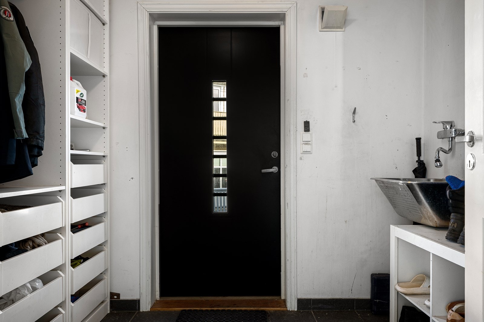 Praktisk bi-inngang med garderobeløsning og utslagsvask. Galleribilde