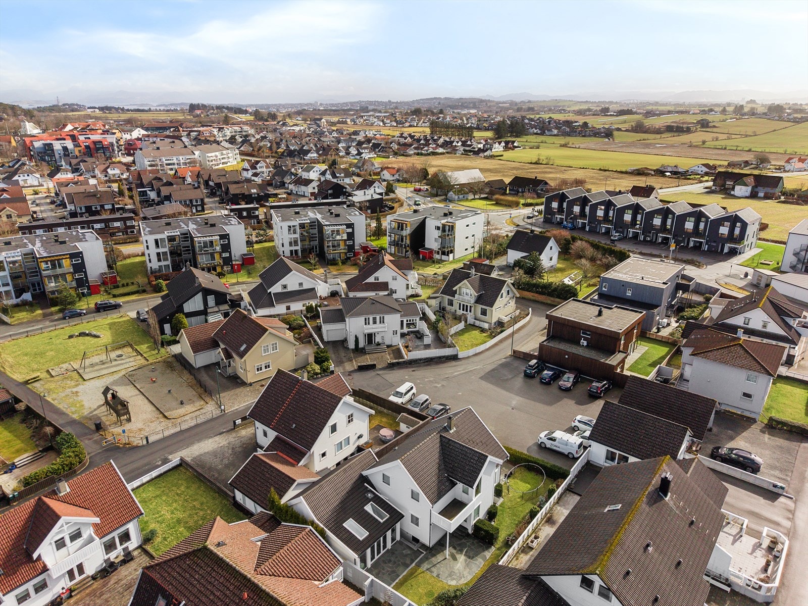 Det er kort vei til Vistestølen barnehage (3 min gange) og Harestad skole (13 min gange). Galleribilde