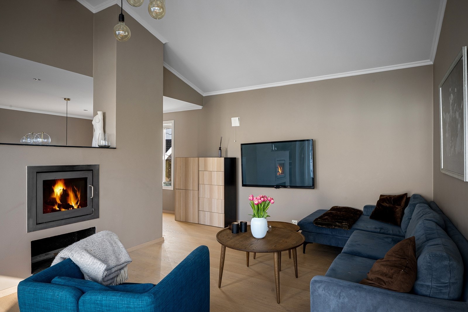 Stuen har en egen TV-krok og en sentralt plassert vedovn som gir ekstra varme. Galleribilde