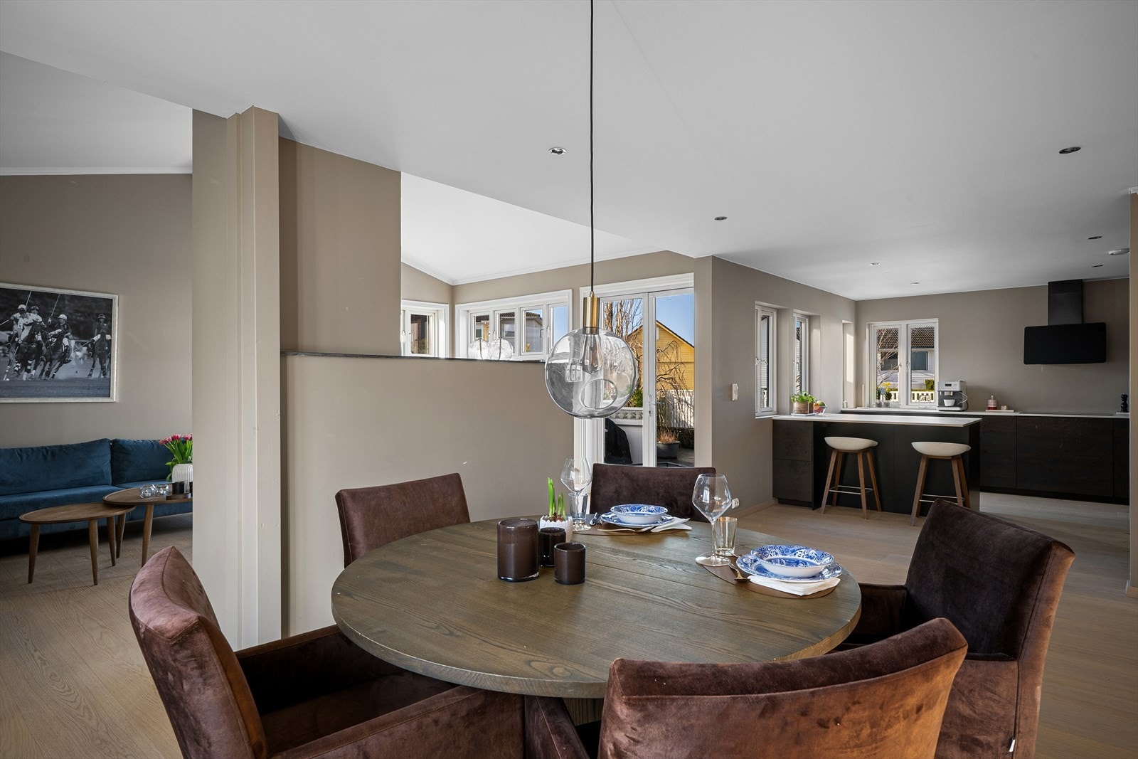 Spisestuen fungerer som et naturlig bindeledd mellom stuen og kjøkkenet, med god plass til større selskap. Galleribilde