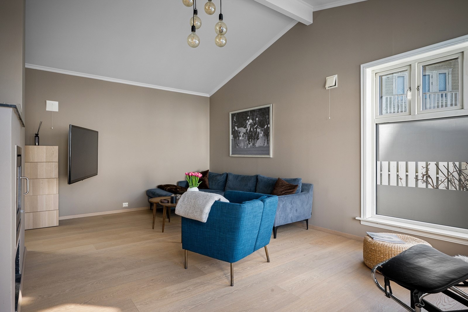 Hele etasjen har komfortabel vannbåren gulvvarme, drevet av en varmepumpe som ble skiftet i 2023. Galleribilde