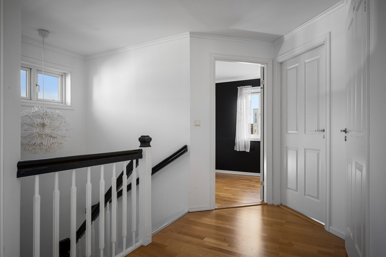 Trapperommet og gangen i andre etasje binder soverommene og badet sammen. Galleribilde