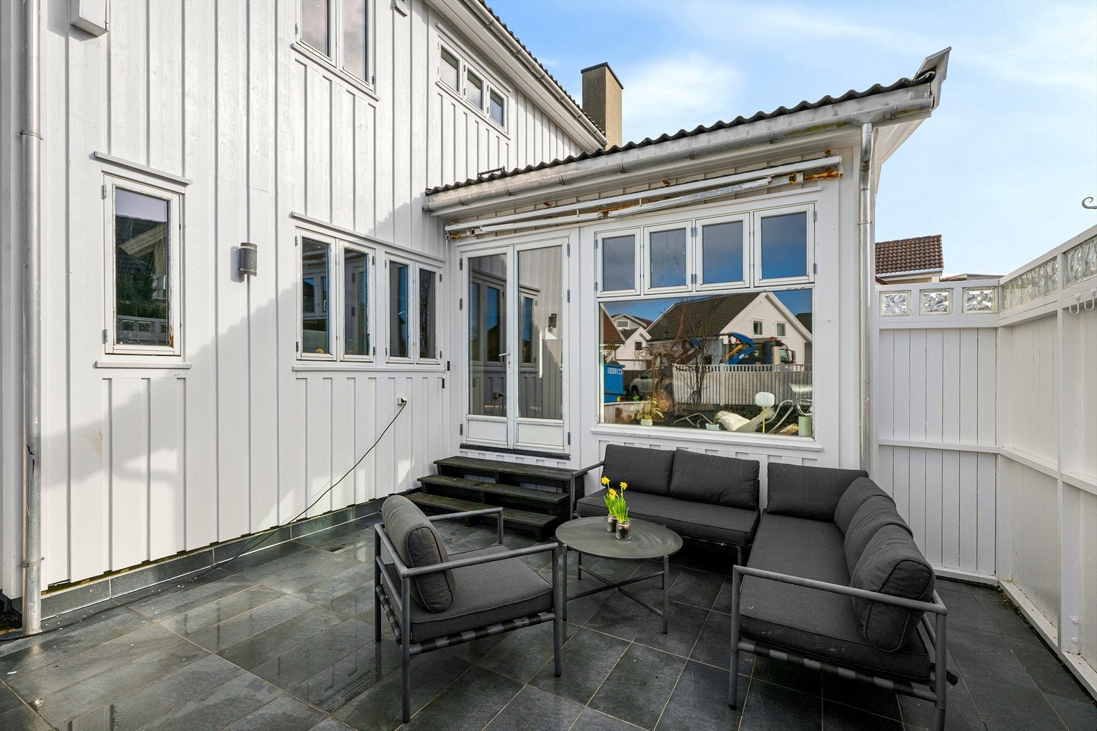 En skjermet og hyggelig uteplass med levegg. Galleribilde