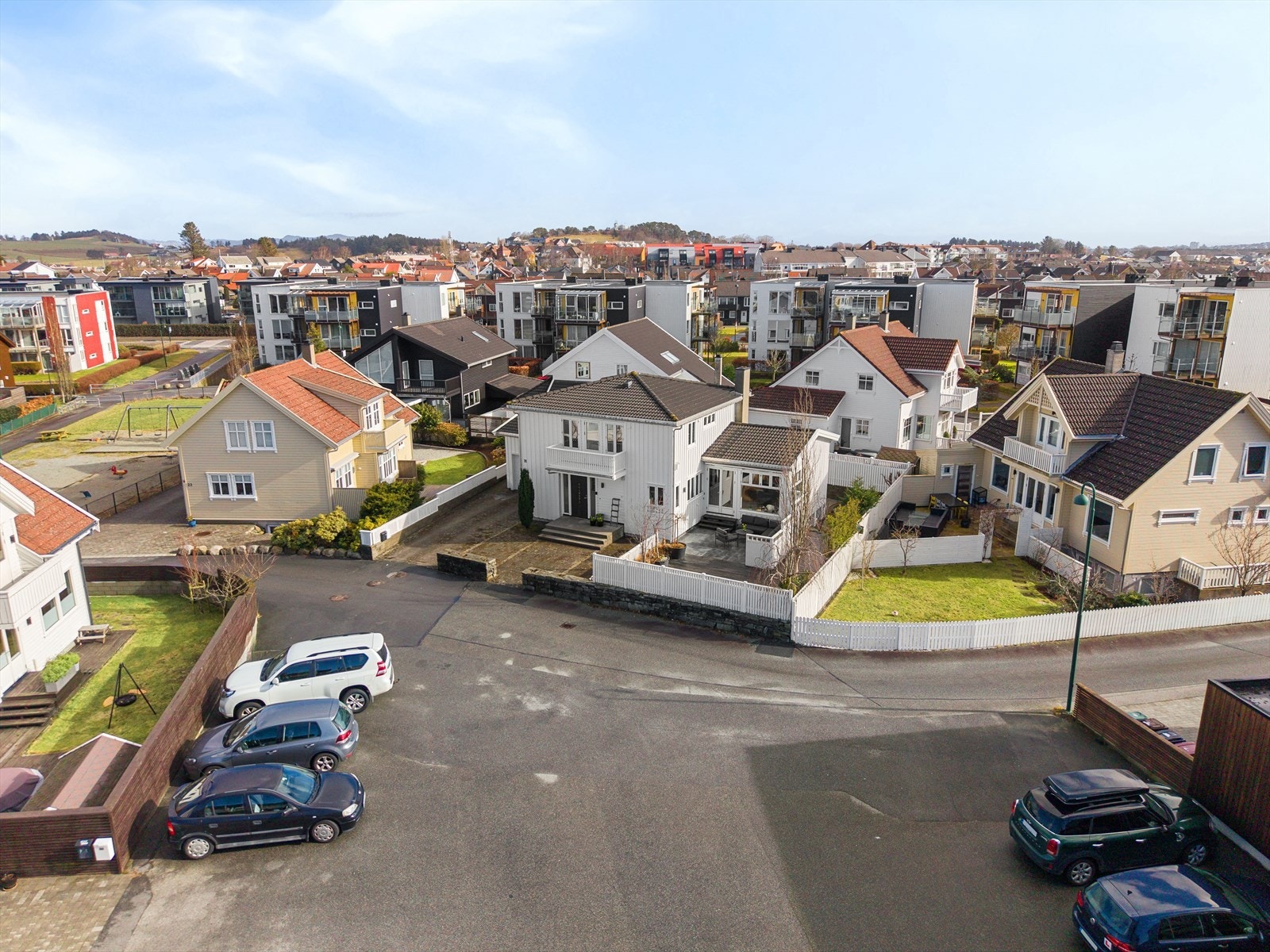 Boligen ligger i et etablert og barnevennlig nabolag. Galleribilde