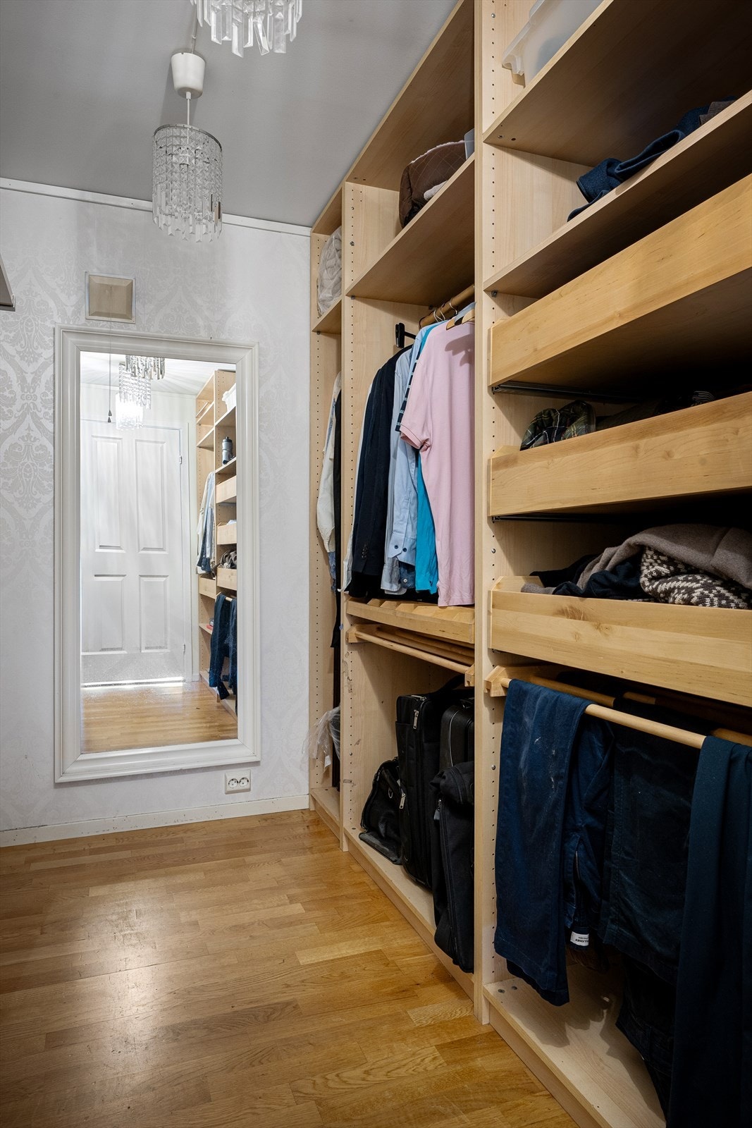 En romslig garderobe gir rikelig med oppbevaringsplass. Galleribilde