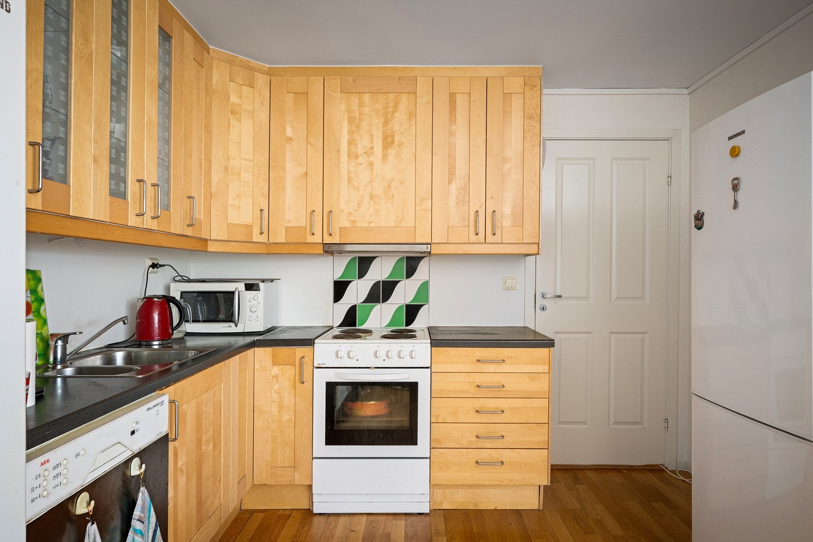 Kjøkkeninnredning i bjørk med laminatbenkeplate. Galleribilde