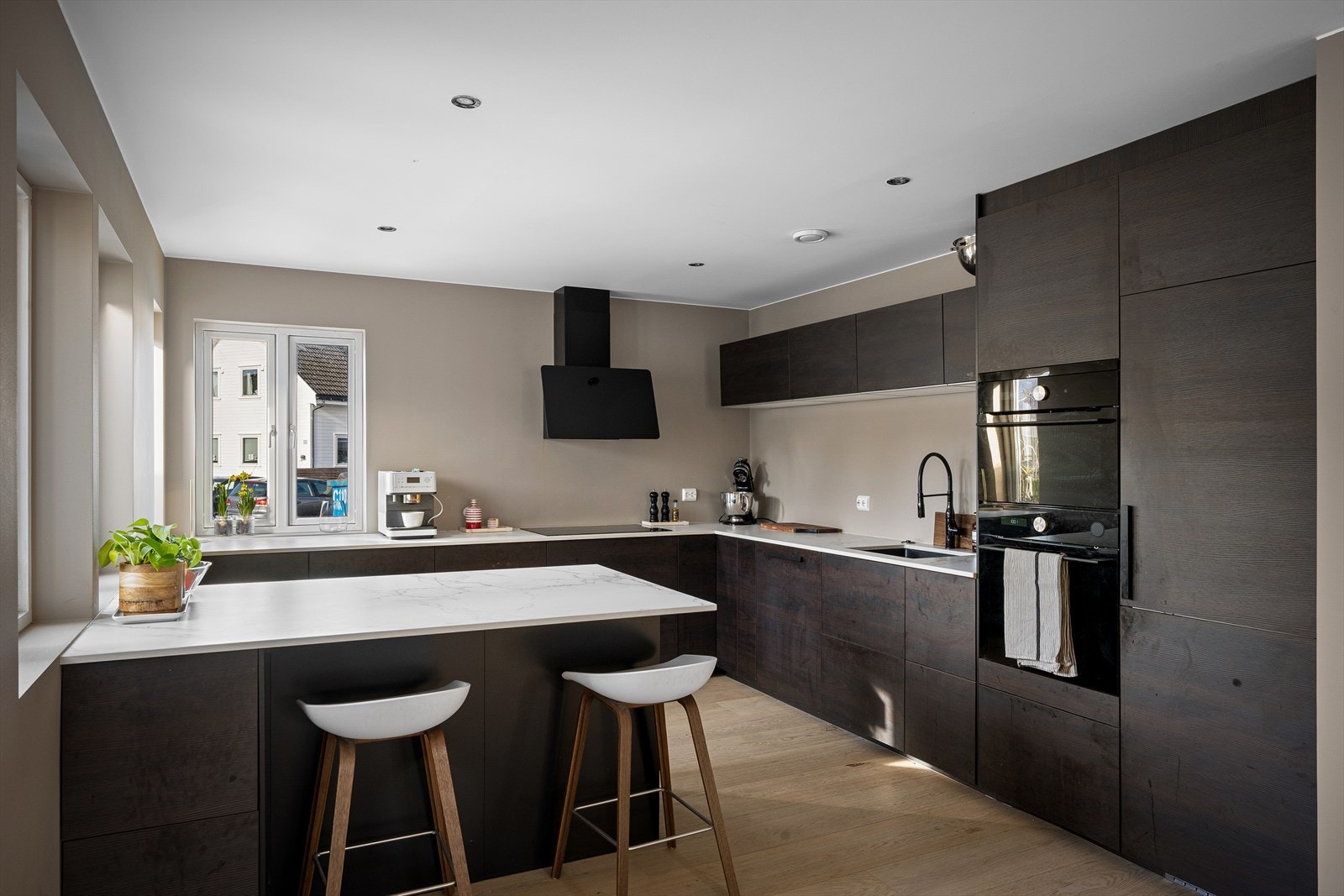 Kjøkkenet er moderne og velutstyrt, med en praktisk halvøy som gir ekstra arbeids- og sitteplass. Galleribilde