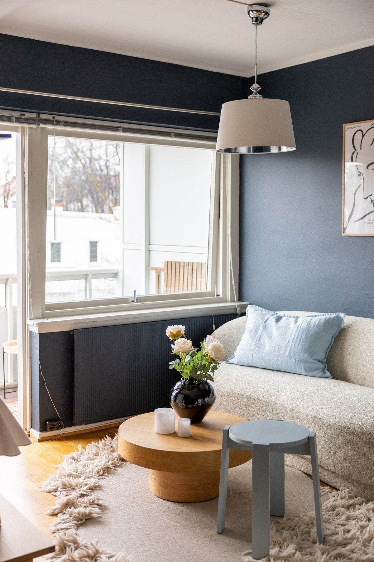 Det er store vindusflater som slipper inn rikelig med naturllig lys. Galleribilde