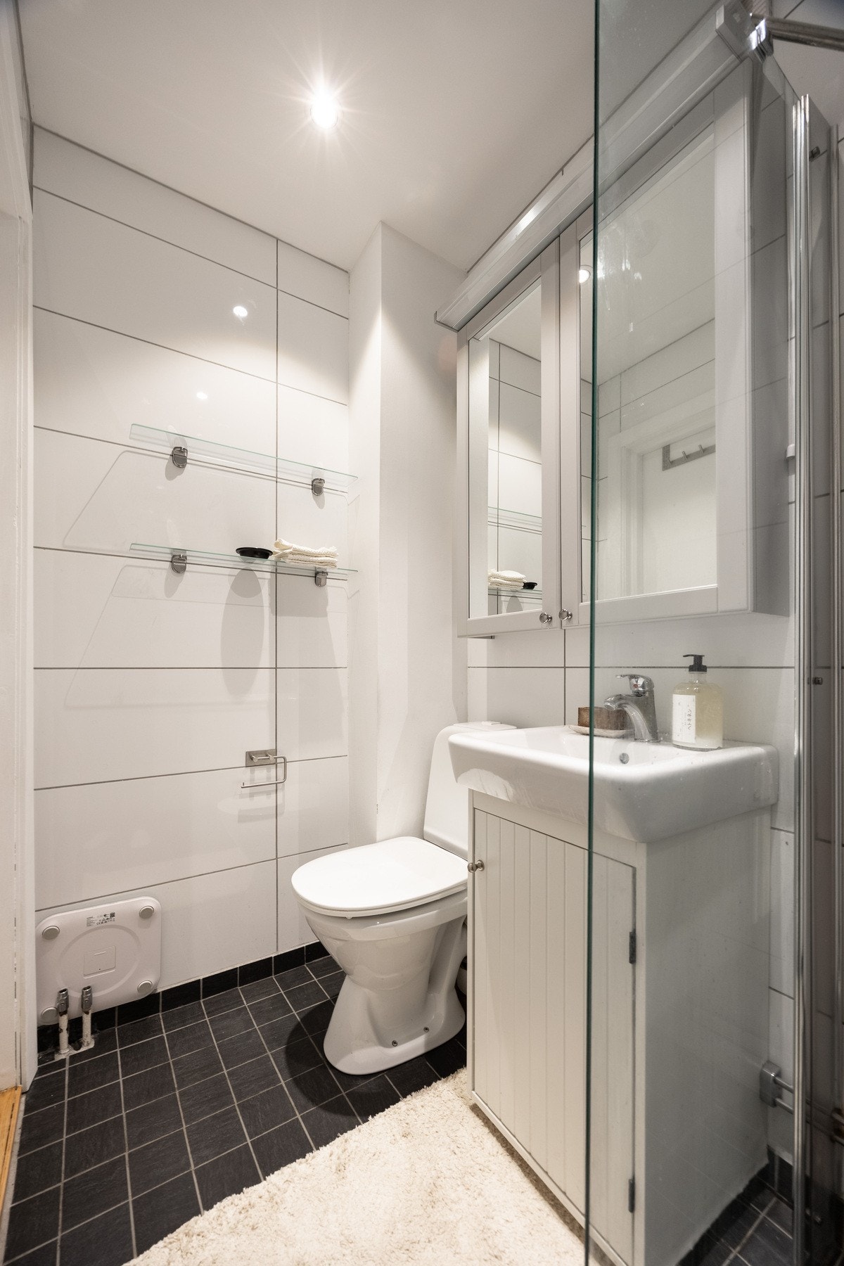 Badet ble oppgradert med flis på flis i 2014, og er innredet med dusjhjørne, slett innredning med heldekkende servant, samt frittstående toalett. Galleribilde