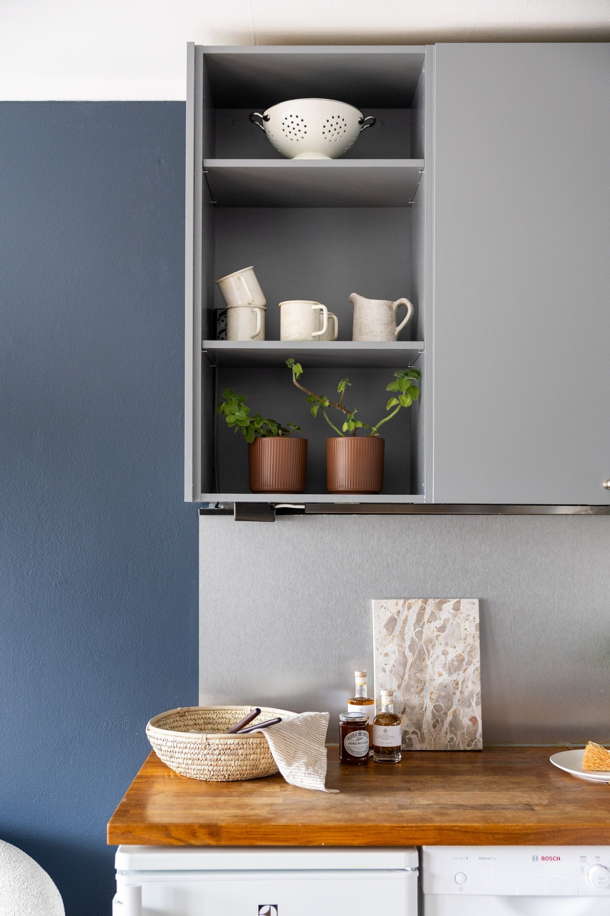 Hvitevarer består av komfyr, oppvaskmaskin og kjøleskap, og medfølger handelen. Galleribilde