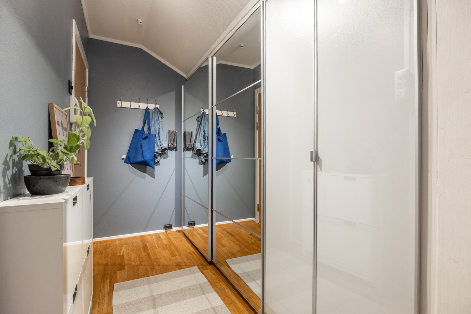 Adkomst via felles trappeoppgang med dørcalling. Galleribilde