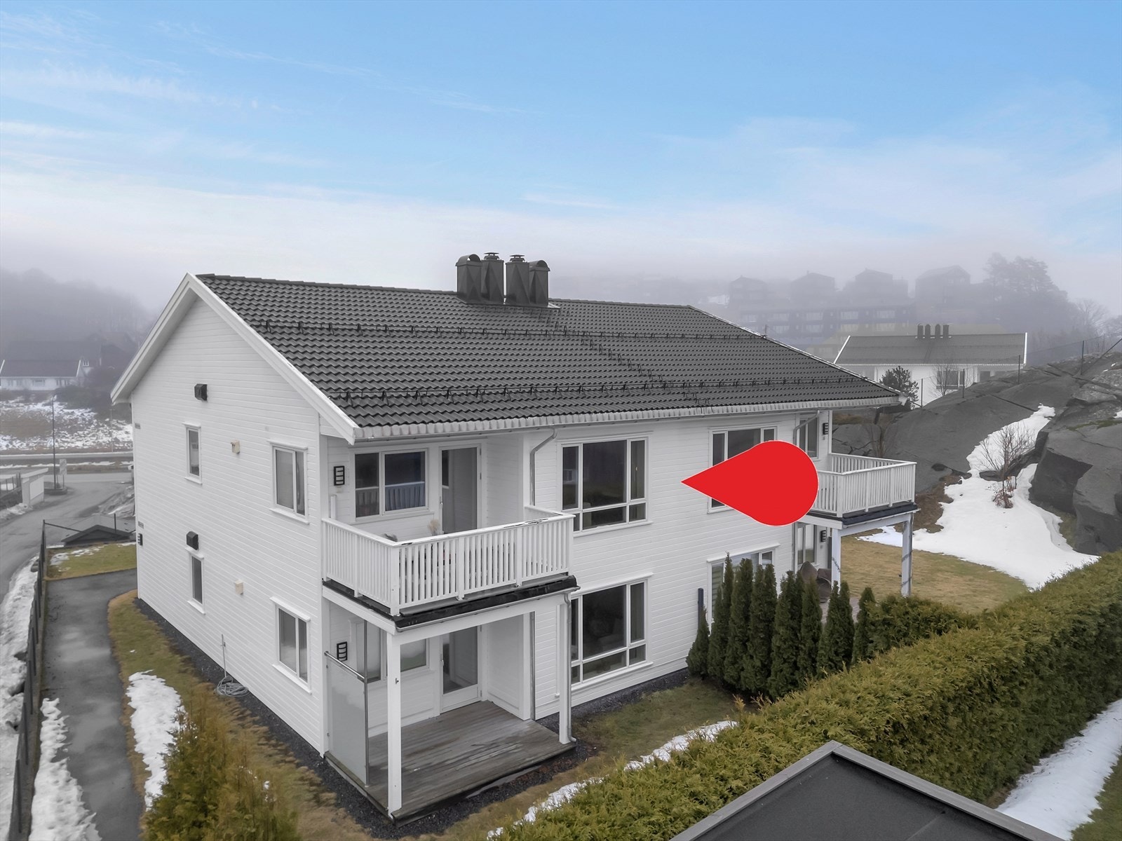 Beliggende i naturskjønne omgivelser, kombinerer denne boligen ro og tilgang til flotte tur- og rekreasjonsmuligheter rundt Sukkevannet, samtidig som det meste av hverdagsfasiliteter finnes i nærområdet. I marka finner du også lysløyper og fine turstier. Galleribilde