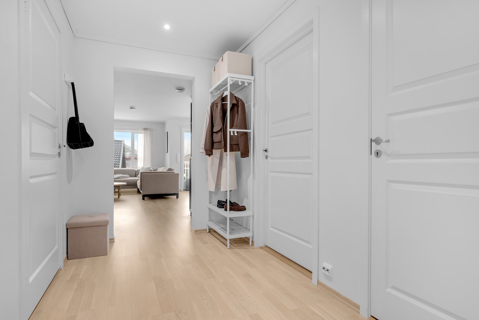 Når du entrer leiligheten møtes du av en lys og romslig gang med plass til oppbevaring av sko og yttertøy. Galleribilde