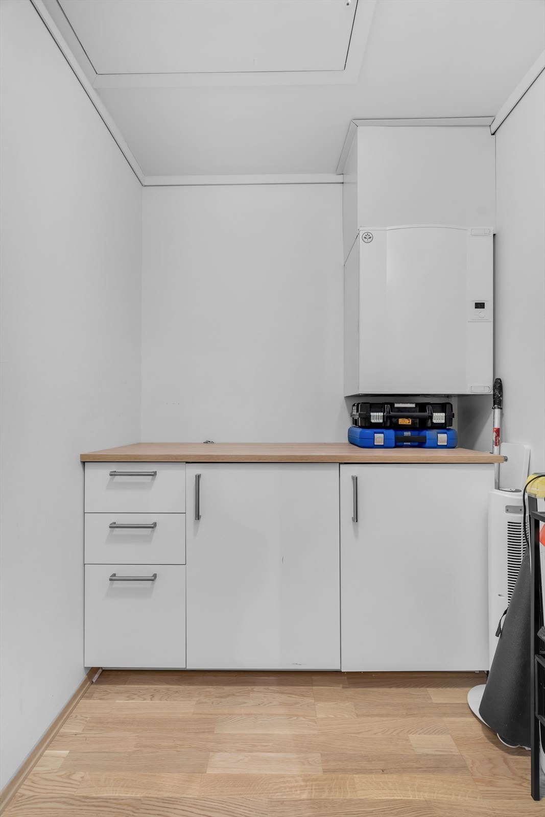 Praktisk innvendig bod med god skapplass og gode muligheter for oppbevaring. Galleribilde