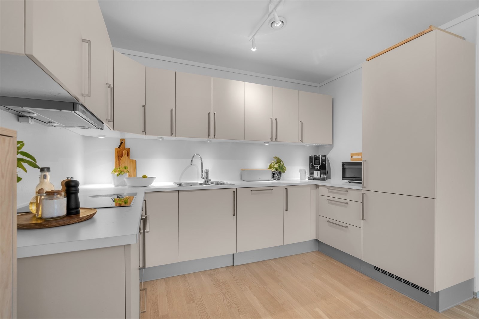 Følgende hvitevarer medfølger: komfyr, platetopp, oppvaskmaskin og kjøleskap. Galleribilde