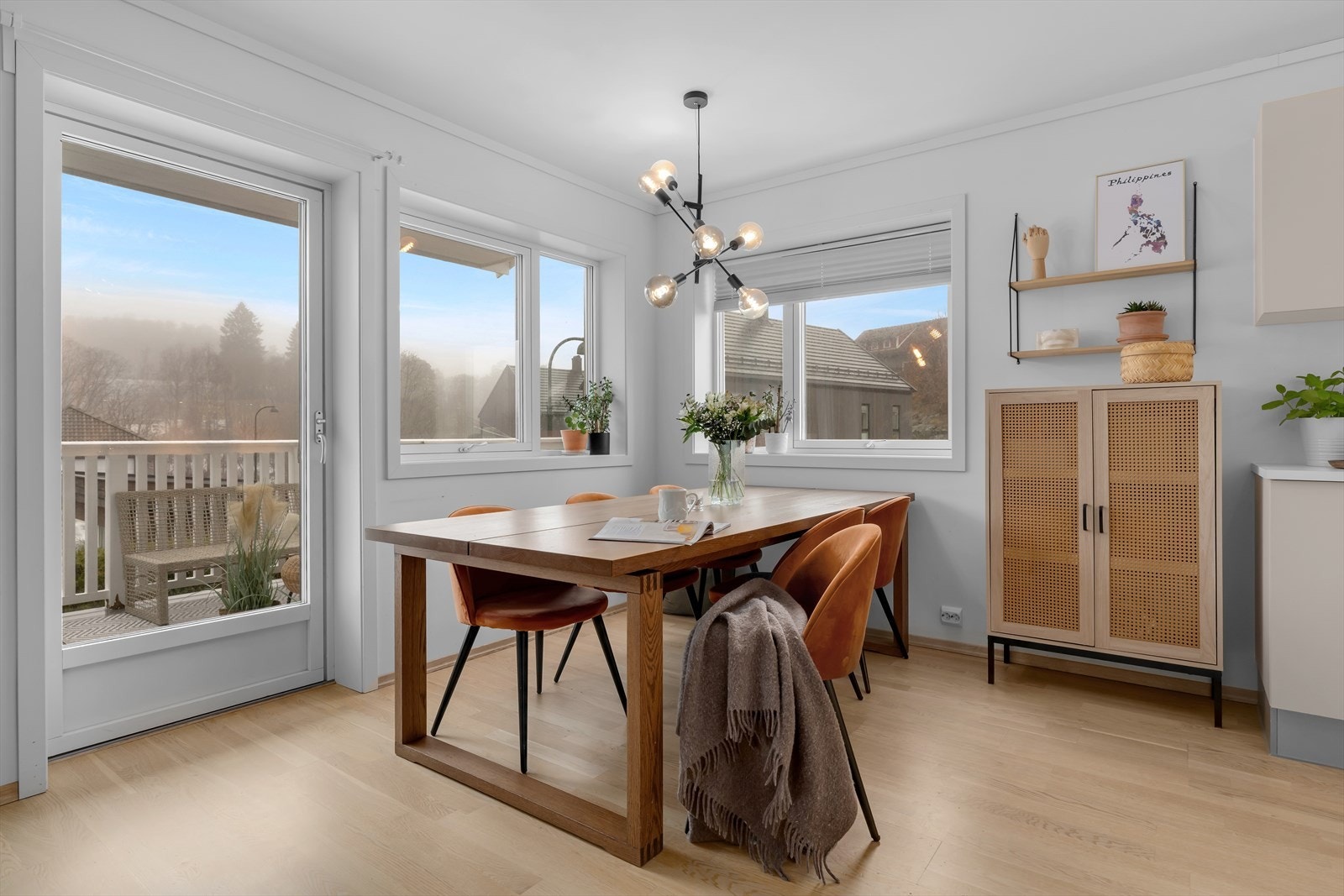 Det er god plass til en spisegruppe ved kjøkkenet, som skaper en hyggelig og sosial romfølelse, perfekt for servering og samvær med familie eller gjester. Galleribilde